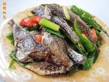 Dried fish with green pepper