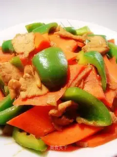 Fried pork slices with green pepper and carrot