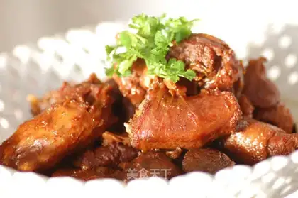Braised goose pieces in brown sauce