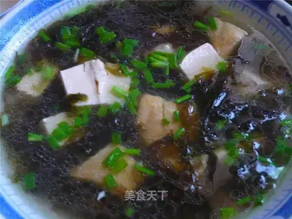 Tofu and seaweed soup