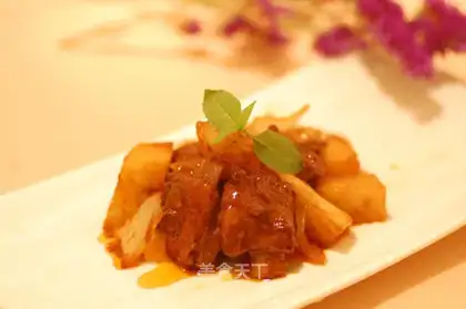 Stewed ribs with onions and potatoes