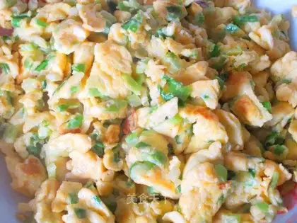 Scrambled eggs with chives