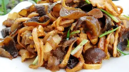 Sauteed pork slices with tea tree mushroom and fungus