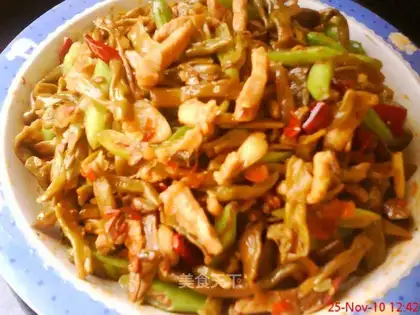 stir-fried pork with cowpea in red oil