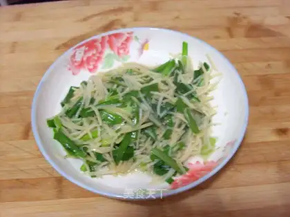 Shredded potatoes with leek