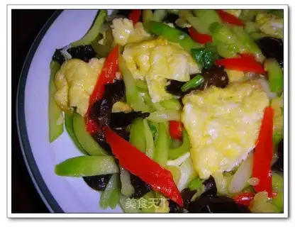 Scrambled eggs with small melon fungus