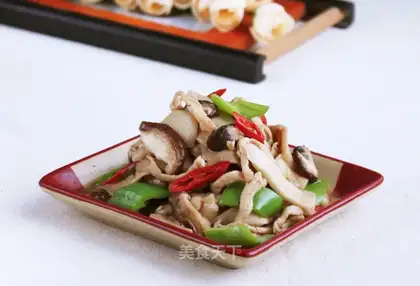 stir-fried shredded chicken with mushroom and double pepper