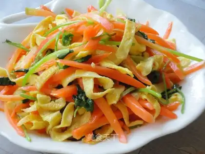 Scrambled eggs with carrot