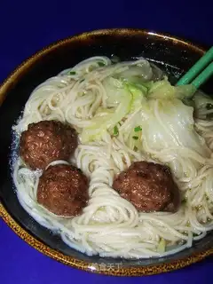 Meatballs, fresh vegetable noodles