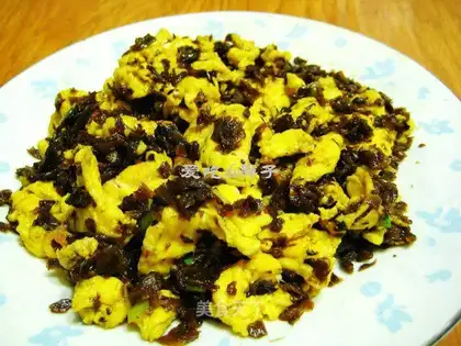 Scrambled eggs with sprouts