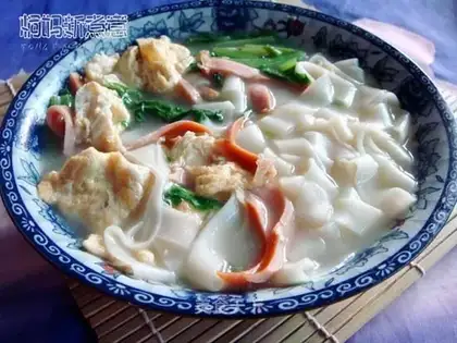 Fried noodles with egg and ham