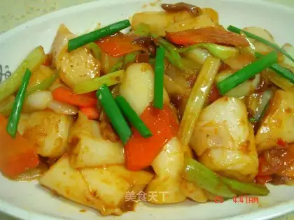 stir-fried rice rolls with yellow sauce
