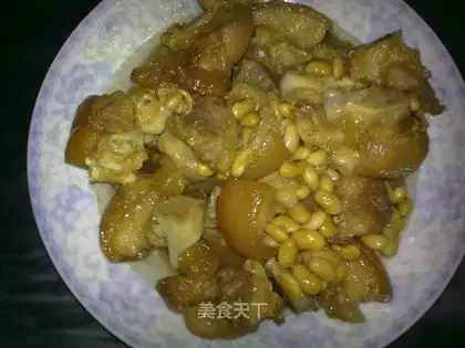 Braised pork knuckles with soybeans
