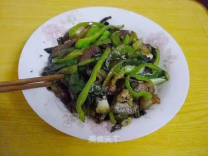 Cooked pork with garlic sprouts and green pepper