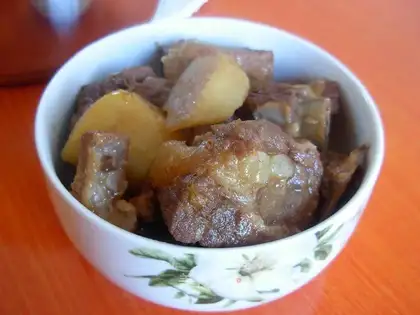 Pressure cooker potato stewed ribs