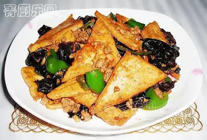 stir-fried tofu with pepper fungus