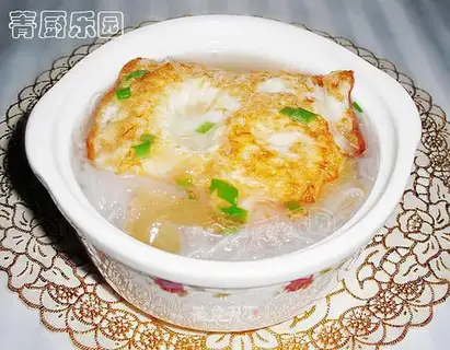 Poached egg and vermicelli soup