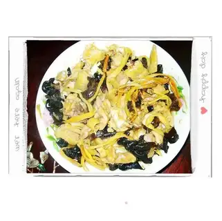 Steamed chicken with golden lily fungus