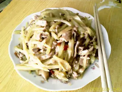 Appetizers lettuce and shredded lean meat