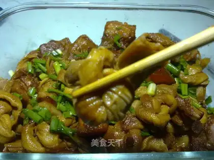 Braised pork with white leaf knot