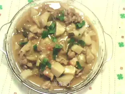 Braised potato and chicken legs in tomato sauce