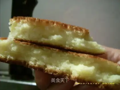 Electric rice cooker makes cakes