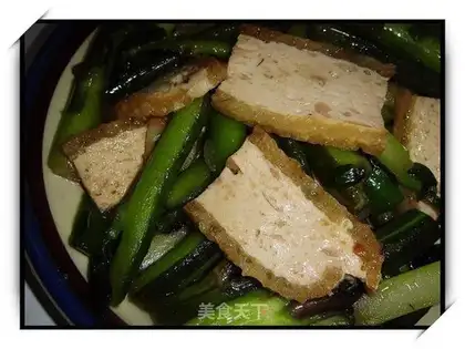 Stuffed pig skin and stir-fried red vegetable moss