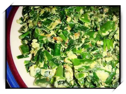Scrambled eggs with pepper and leeks