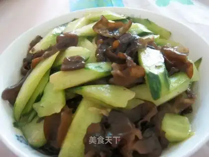 stir-fried fungus with cucumber