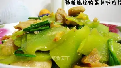 Sauteed pork slices with lettuce