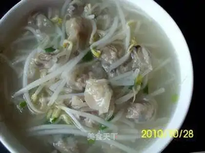 Bean sprouts and swallow skin soup