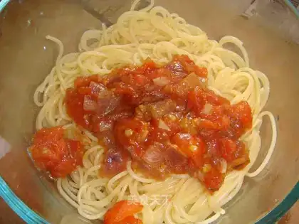 Vegetarian version of tomato pasta