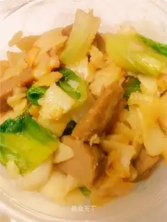 stir-fried rice noodle with lettuce and beef meatballs