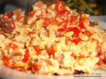 Scrambled eggs with red pepper