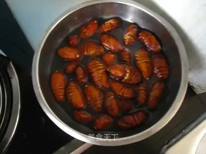 Home-cooked silkworm chrysalis