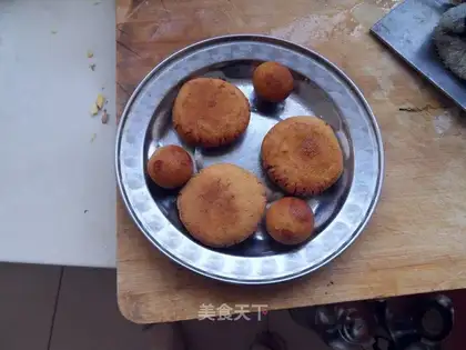 Fried pumpkin pie and rose glutinous rice balls