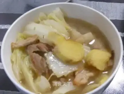 Chinese cabbage and pork slices soup