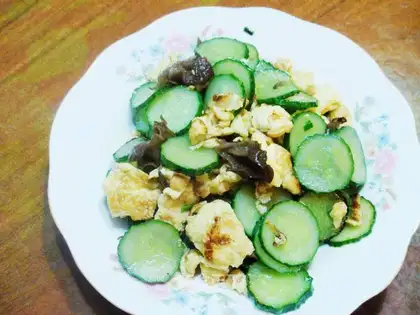 Scrambled eggs with cucumber