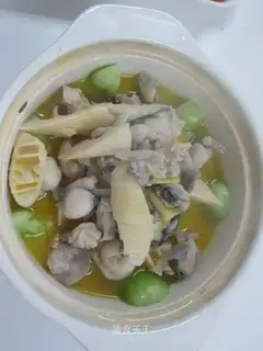 Stone chicken pot in thick soup