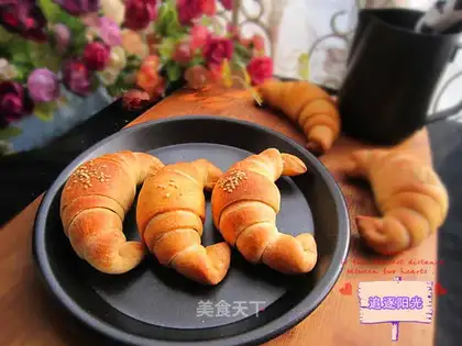 Hard bread -- golden horns