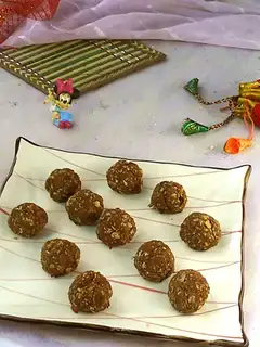 Chocolate oatmeal energy ball