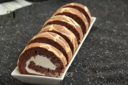 Cake roll with giraffes
