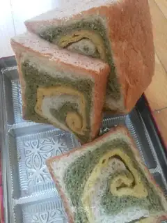 Three-colour toast