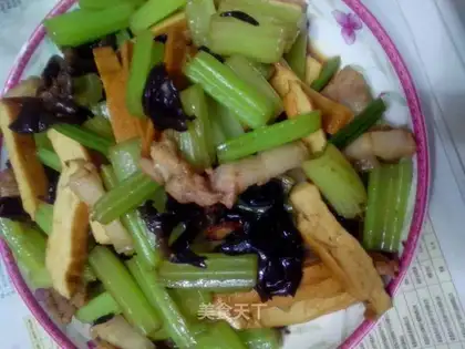 Celery fried tofu