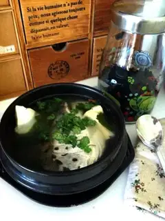 The stone pot cleans up the fish head