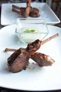 Yogurt mint with lamb chops