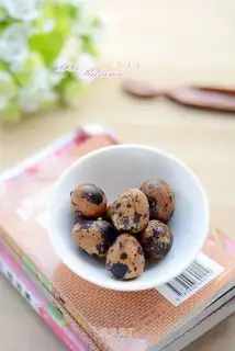 Five cedar quail eggs