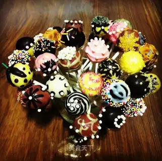 ♪ On the holidays of family cakes and lollipops ♪