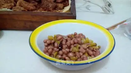 Pepper peanuts
