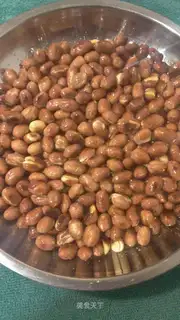 Fried peanuts